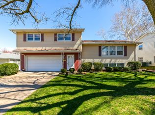 4027 Washington Ln, Davenport, IA 52806