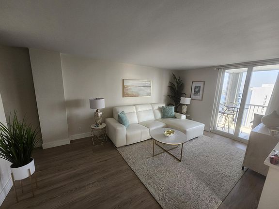 4th image of 1505 N Riverside Dr APT 1108