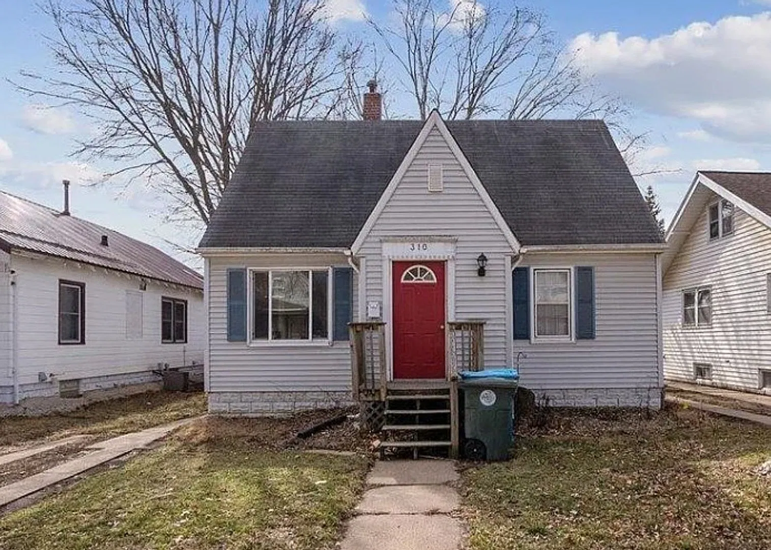 3 Bedroom House with Large 2 Stall Garage - Available Mid-December! — Photo 1