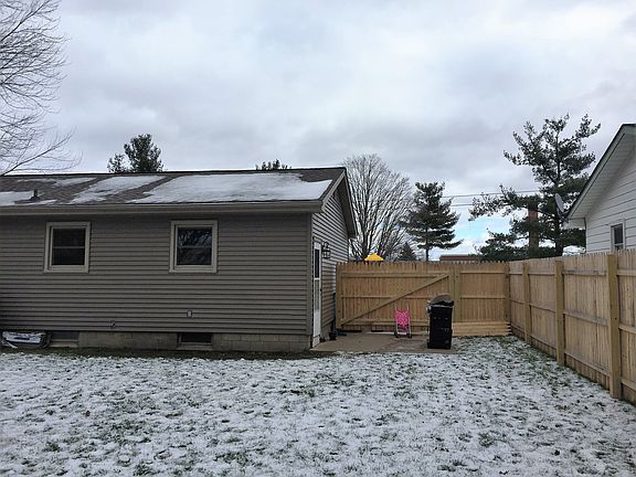 4th image of 455 Highland St