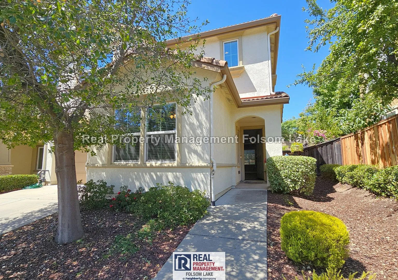 Spacious 4-Bedroom 3-bathroom Folsom Home on Quiet Court Walk to Folsom Lake — Photo 1