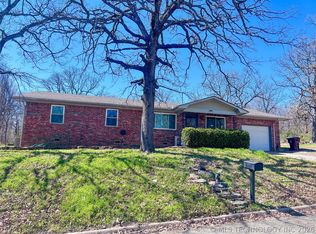 121 Gilbert Dr, Eufaula, OK 74432