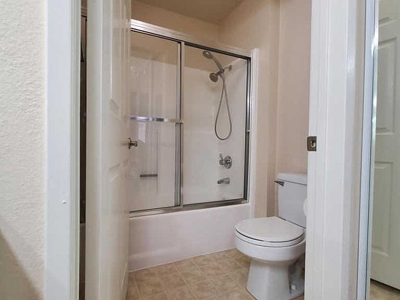 3rd image of 5550 Owensmouth Ave APT 321