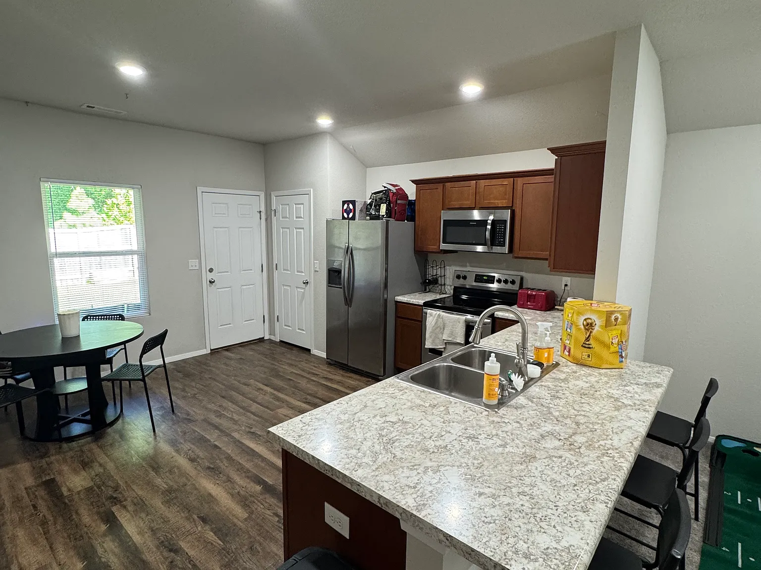 3 bed, 1209 sqft, $2,100 — Photo 3