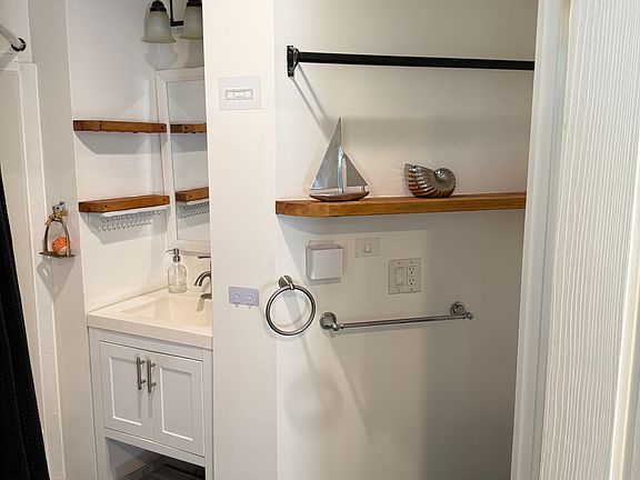 4th image of 184 N Kanan Dume Rd #1