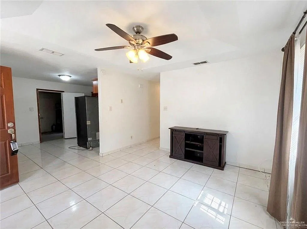 3 bed, 1.5 bath, 975 sqft, $1,200 — Photo 4