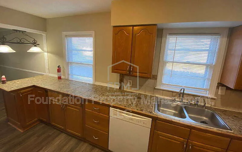 3 bed, 2.0 bath, 1460 sqft, $1,250 — Photo 3
