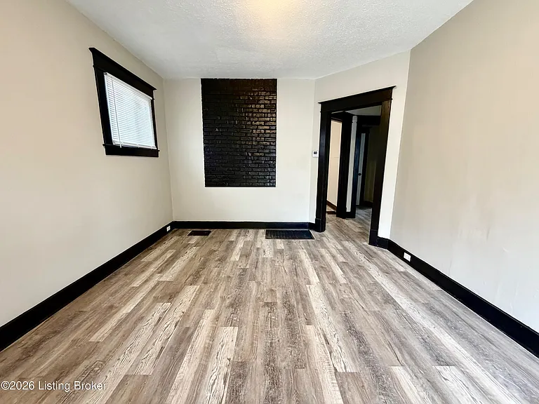 1545 Catalpa St — Photo 3