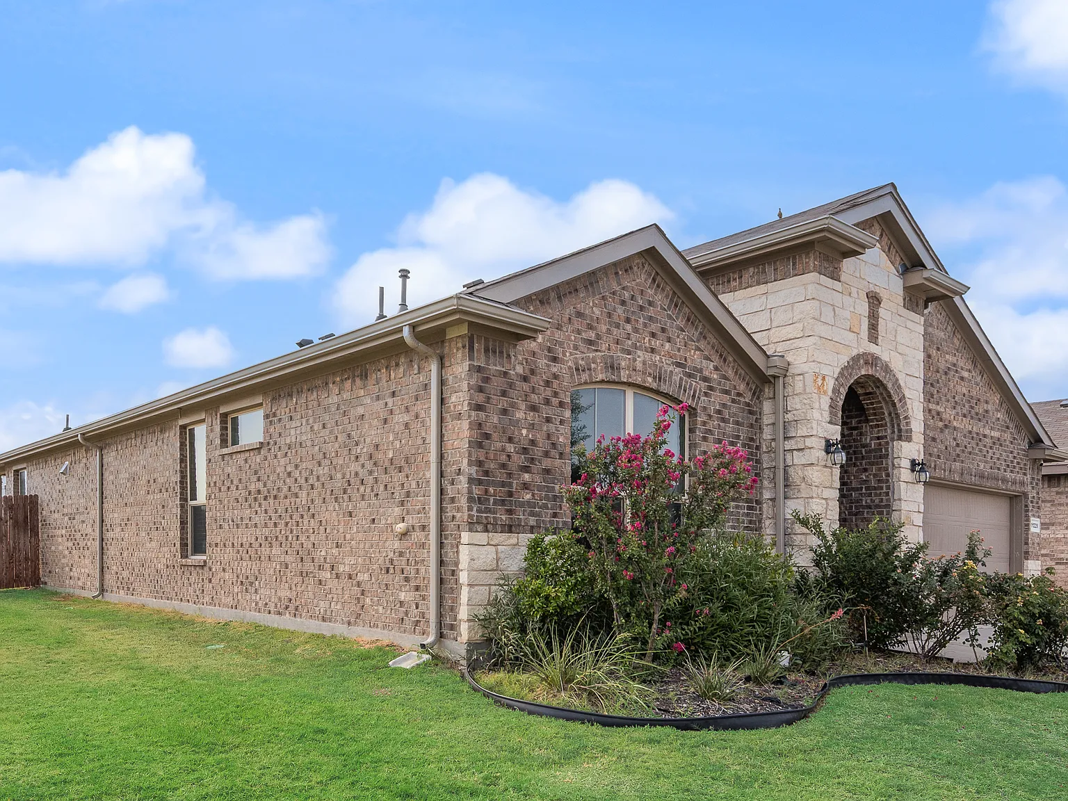 4 bed, 2035 sqft, $2,400 — Photo 3