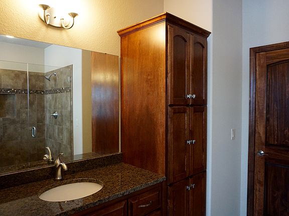 4th image of 3501 White Oak Way