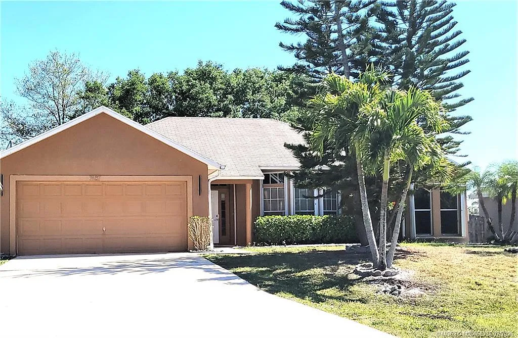 3 bed, 2.0 bath, 1676 sqft, $2,375 — Photo 2