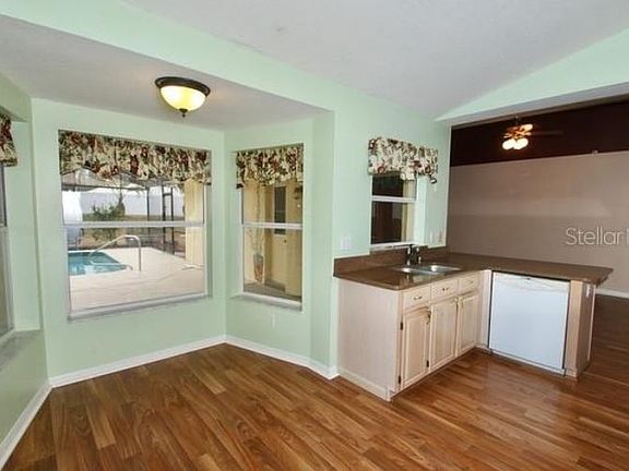 4th image of 1063 W Seagate Dr