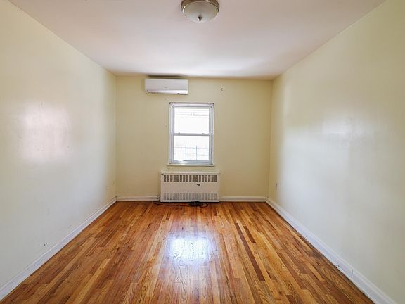 MASTER BEDROOM (UN-STAGED)