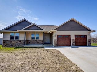 155 Country Club Ct, Anamosa, IA 52205