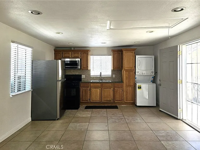 656 W 21st St — Photo 5