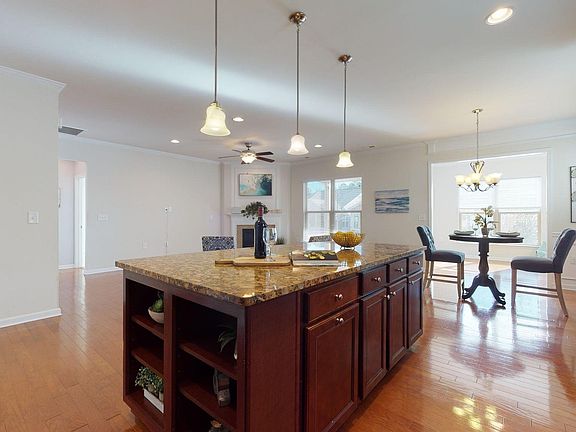5th image of 722 Gaston Manor Dr