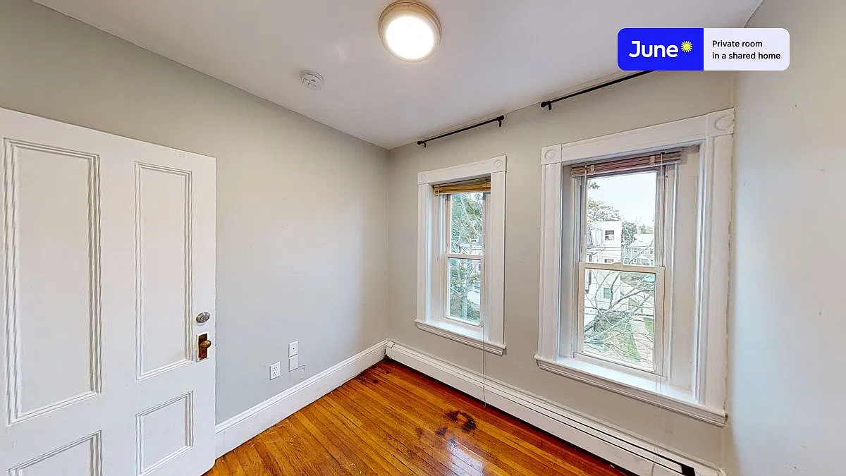 76 Easton St — Photo 2