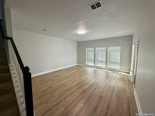 3 bed, 2.5 bath, 2322 sqft, $2,700 — Photo 4