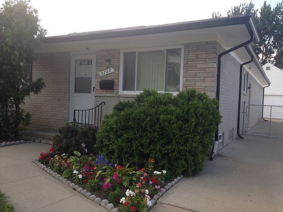 2nd image of 2727 Chesterfield Dr