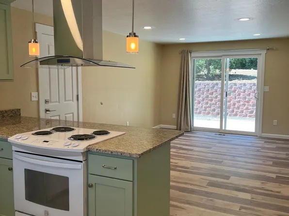 Newly remodeled three bedroom, two bath home - Available Late May, 593 Oak Knoll Dr, Ashland, OR 97520