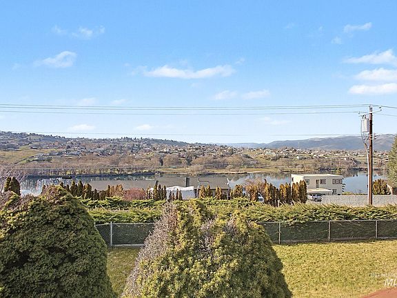 2nd image of 3024 Meadowlark Dr