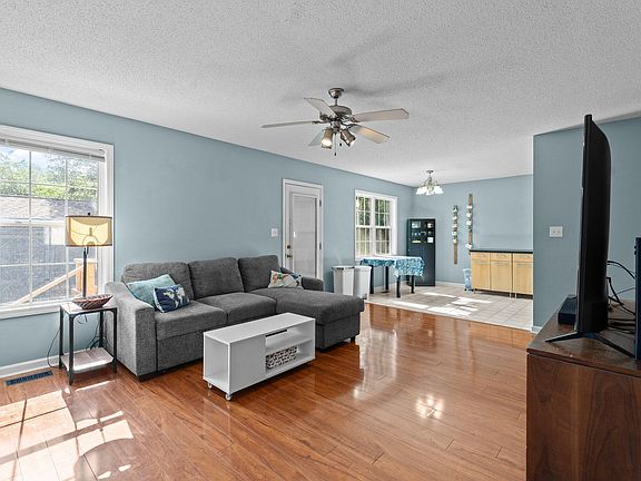 4th image of 629 Avondale Dr