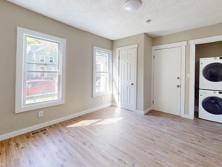 83 Nash St — Photo 3