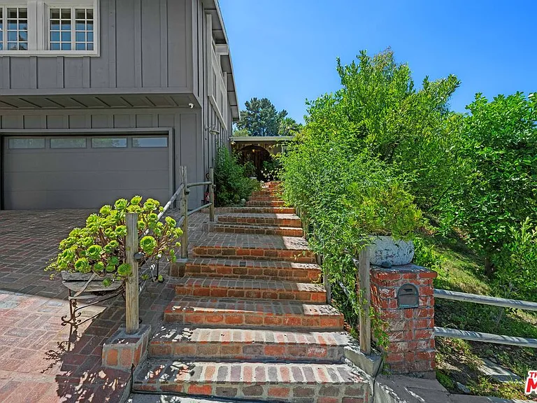 16582 Calneva Dr — Photo 1