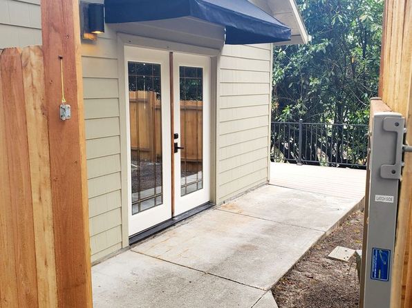 745 SW Maplecrest Dr #B