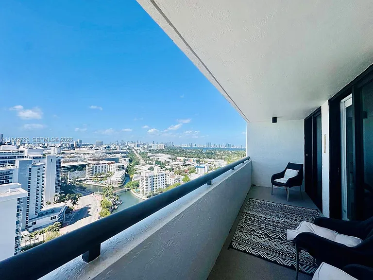 2555 Collins Ave #Penthouse 214 — Photo 8