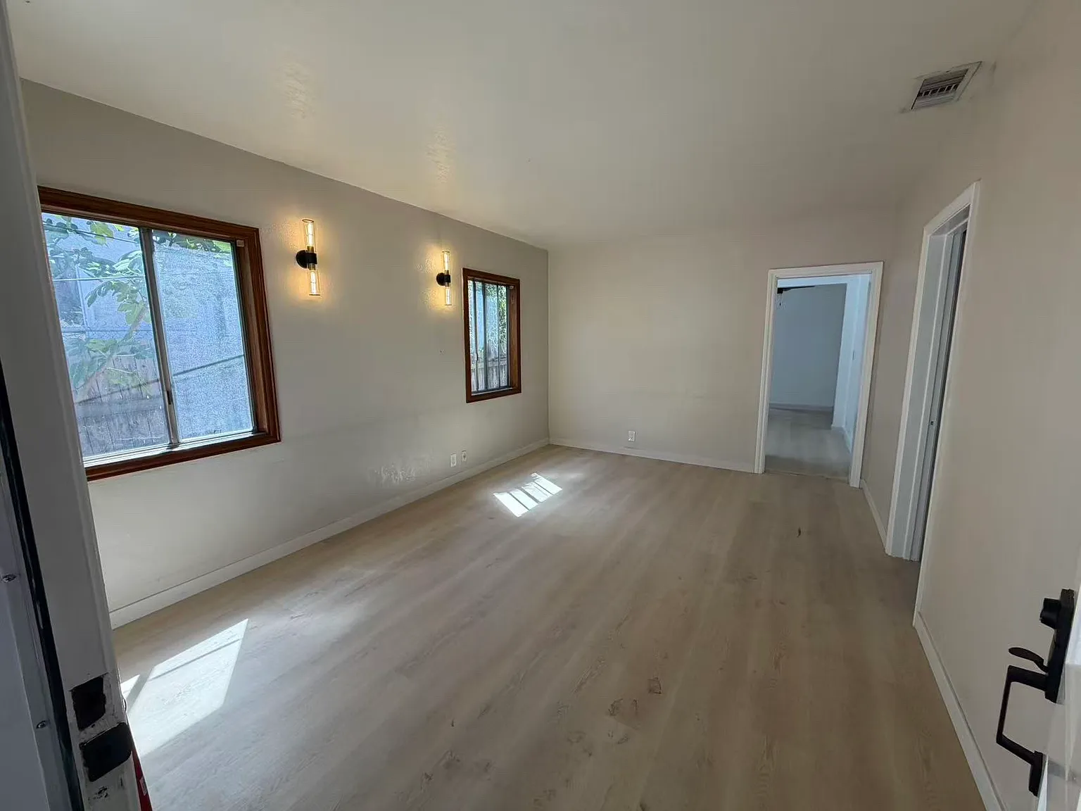 3 bed, 976 sqft, $3,300 — Photo 4