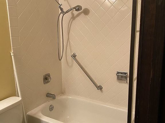 4th image of 28 W Stevenson Dr