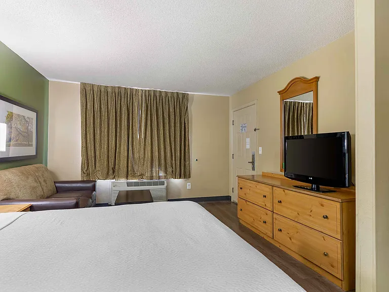 Deluxe Studio - 1 King Bed