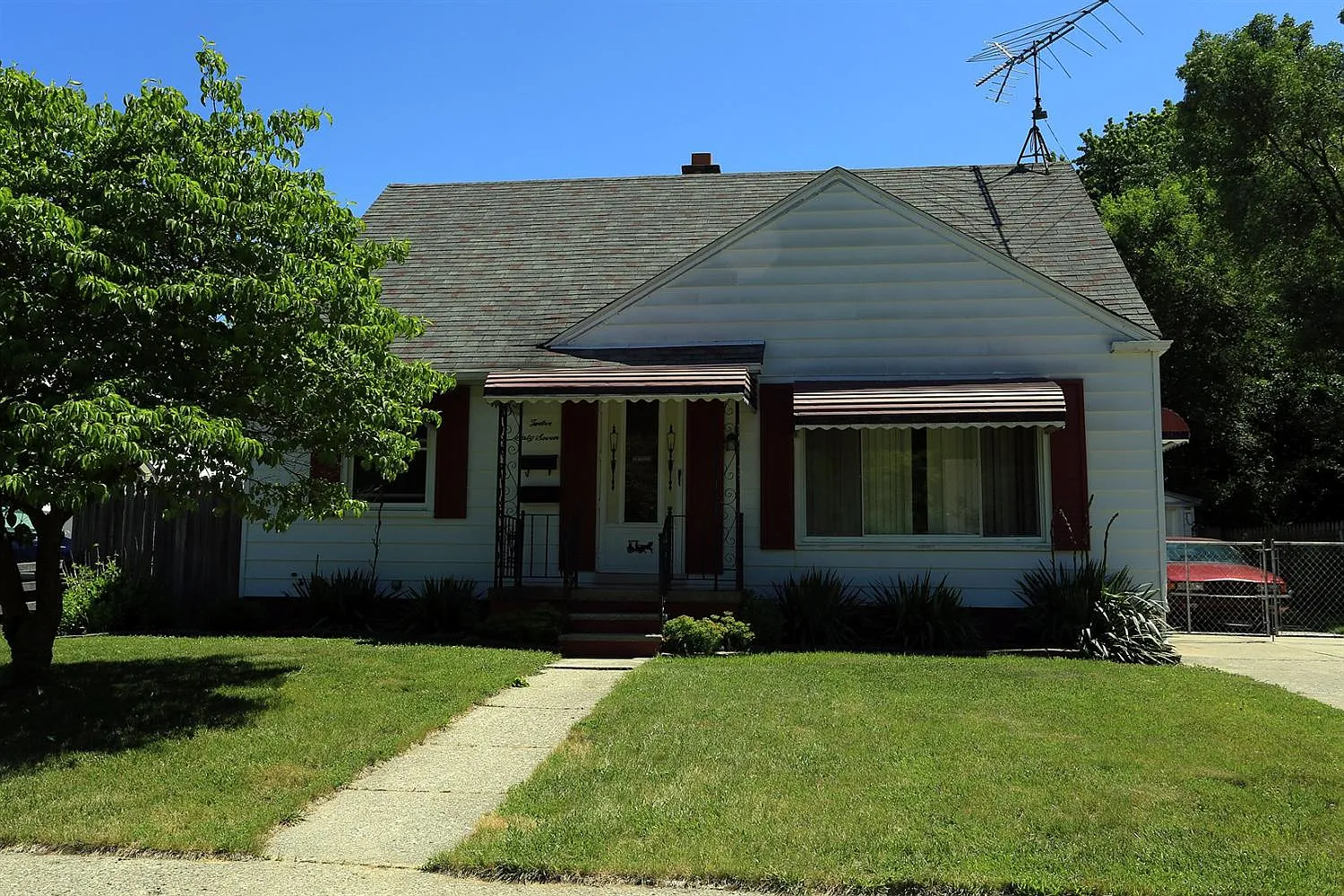 1267 Hull Ave photo 1