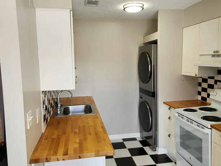 100 Forest Ct #4 — Photo 1