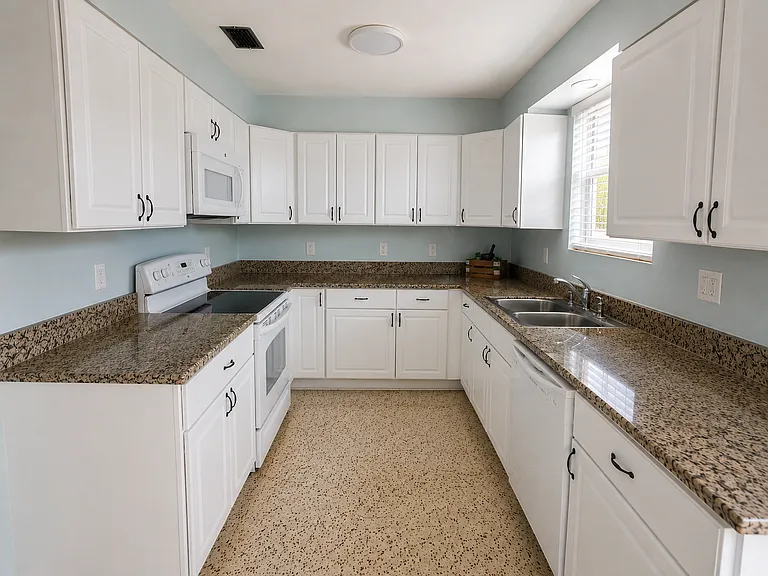 1145 Cordova Ave — Photo 9