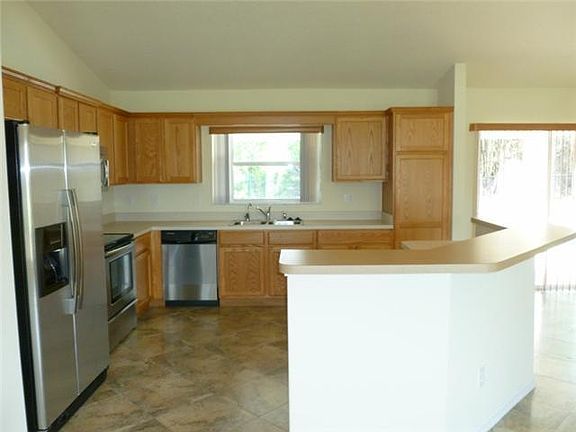 4th image of 392 SW Hollyhock Dr