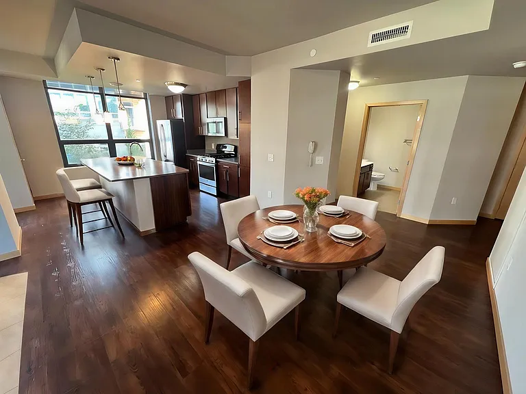 Venture Luxury High Rise — Photo 36