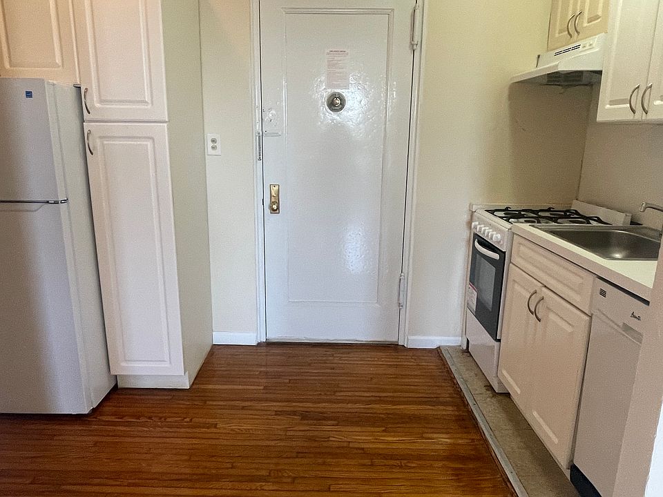 1st image of 125 Kenilworth Pl Floor 2