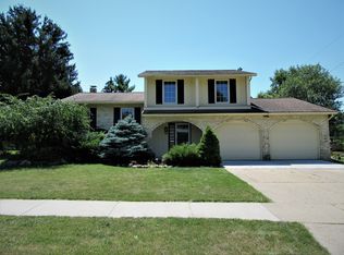 423 Carrie Dr, Flushing, MI 48433