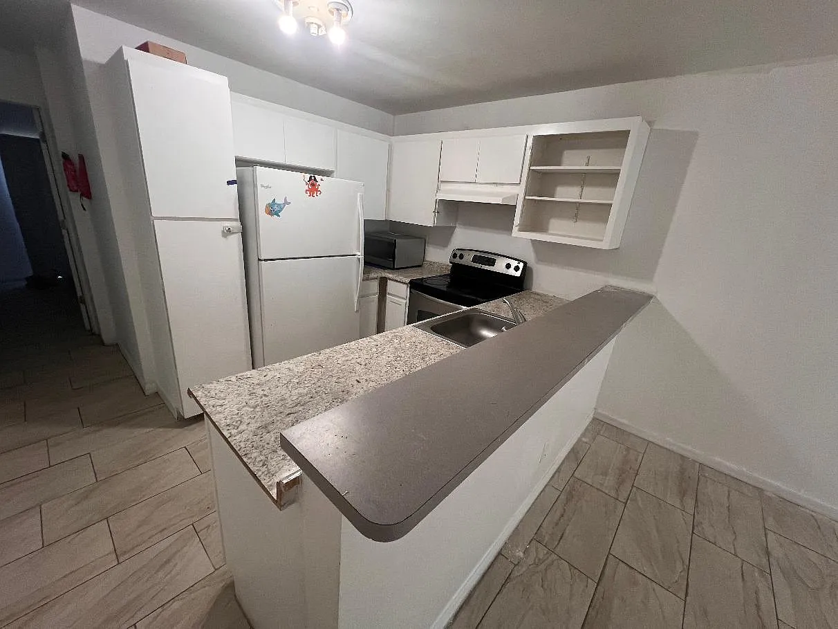 3 bed, 1300 sqft, $1,895 — Photo 2