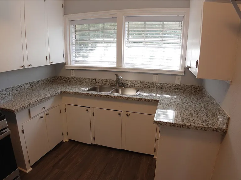 3320 Blodgett St — Photo 4