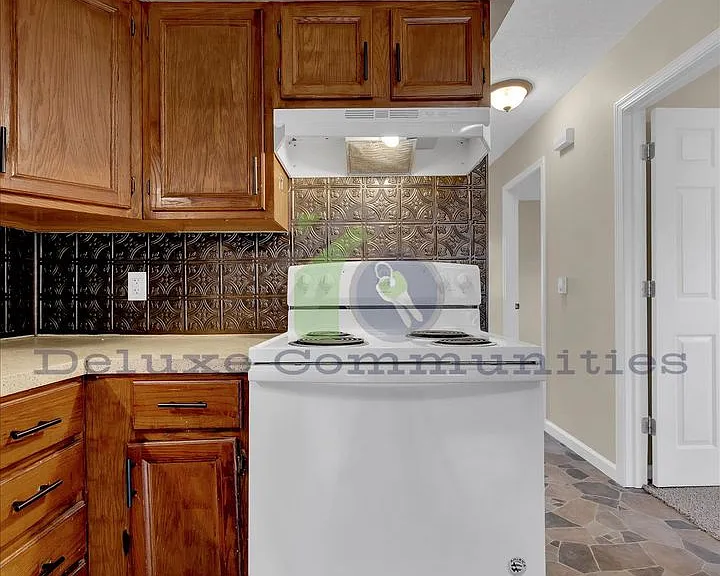 404 Russell St — Photo 8