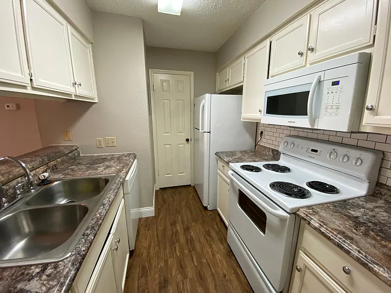 1013 Hyridge St — Photo 13