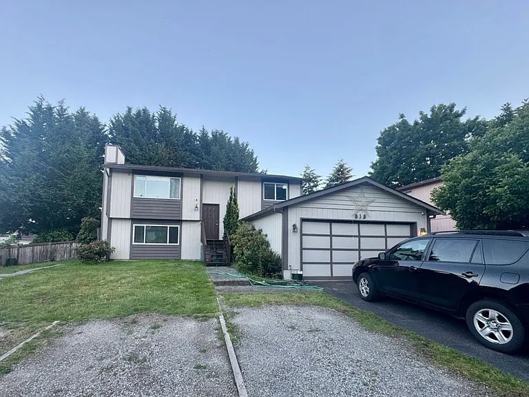 916 207th Pl SE #B — Photo 1