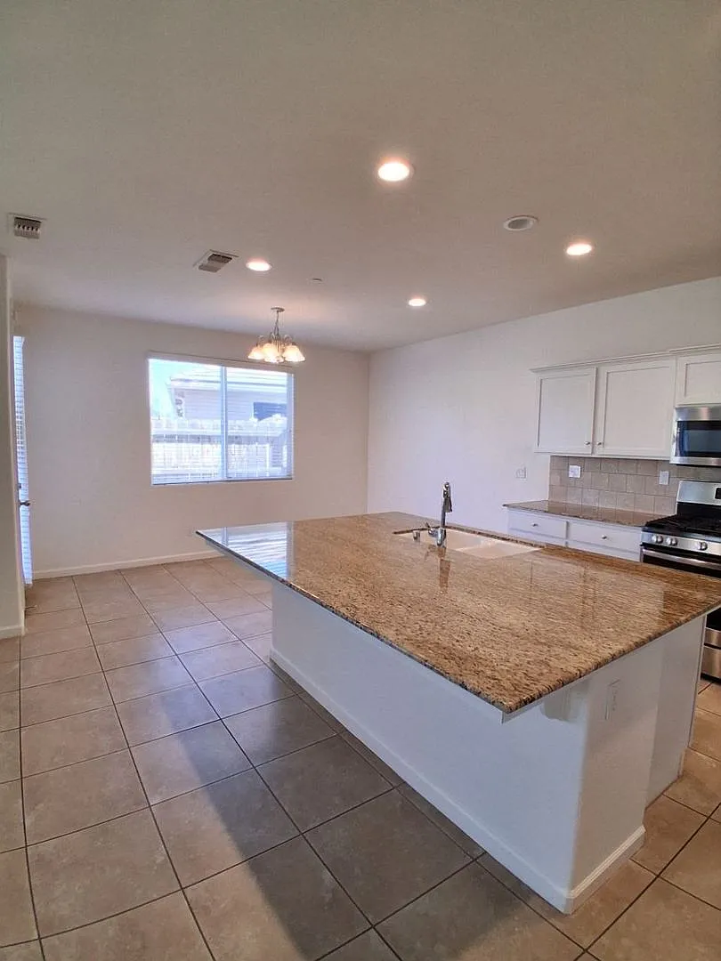 Beautiful 4 Bed / 3 Bath Home in Desirable Clovis Neighborhood — Photo 4
