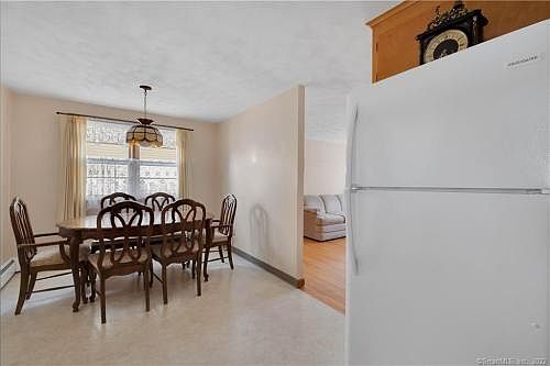 4th image of 541 Burritt St #1