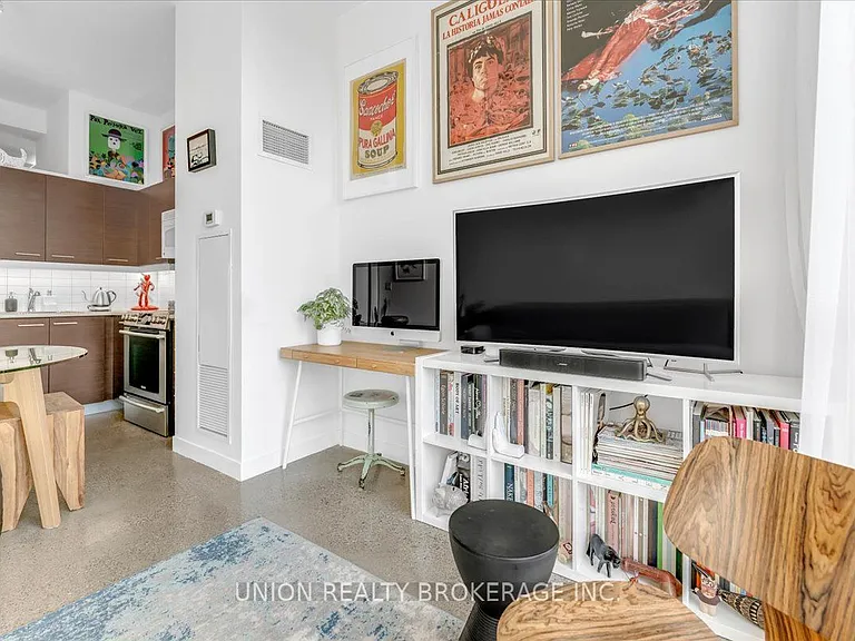 569 King St E #404 — Photo 9