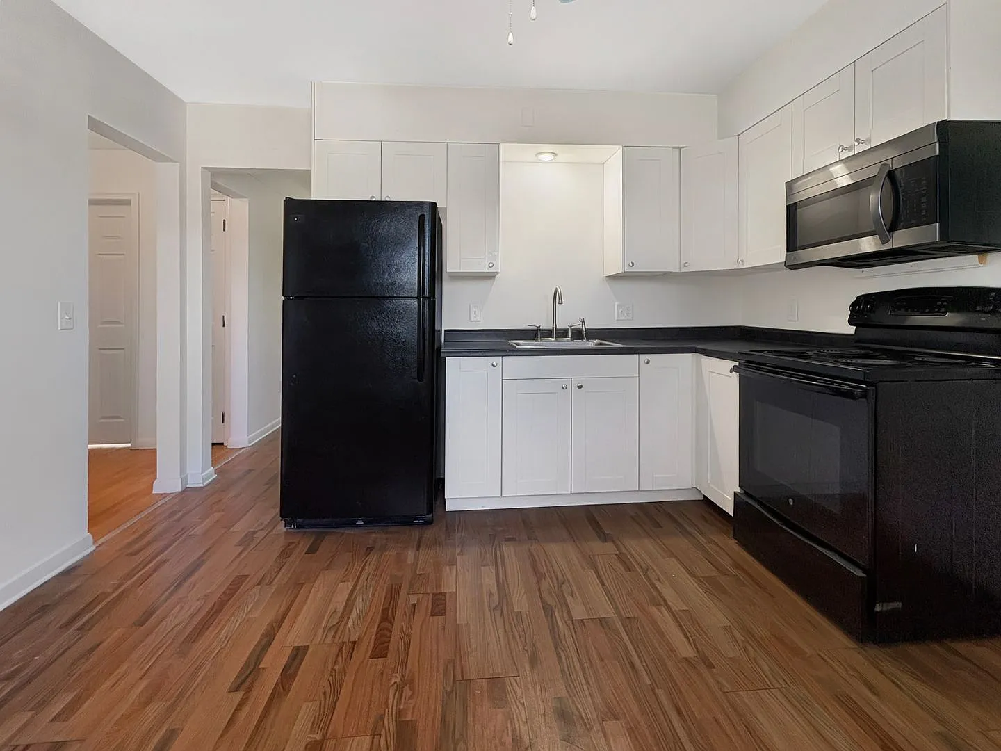 2 bed, 1.0 bath, 950 sqft, $1,295 — Photo 2