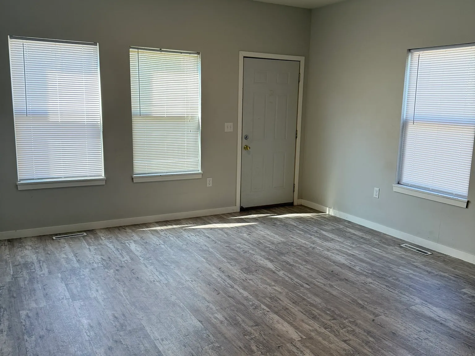 5 bed, $3,203 — Photo 4